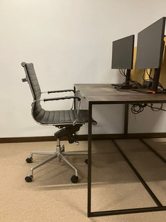 Fauteuil de bureau en cuir noir avec roulettes