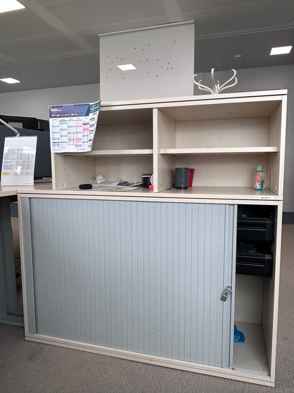 Armoire basse à portes coulissantes avec 5 étagères - face