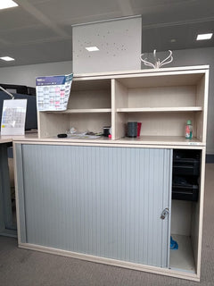 Armoire basse à portes coulissantes avec 5 étagères - face