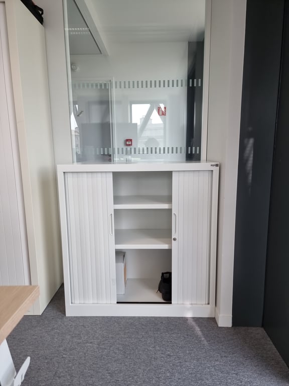 Armoire basse en métal avec portes coulissantes