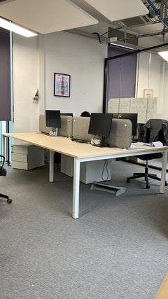 Sans marque - Bench 4 places plateau bois pieds blanc - Bureau multiposte avec cloisons faciales - face