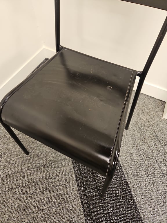 Chaise de réunion en métal noire