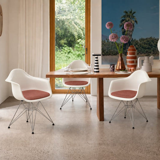 Chaise Vitra Eames Fiberglass Armchair Dar Blanc avec Coussin Terracotta