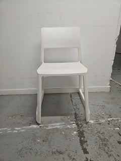 Chaise de cafétéria Vitra - Modèle empilable, piètement luge