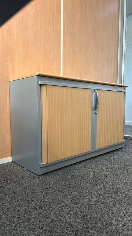 Armoire basse sans marque - 3-4