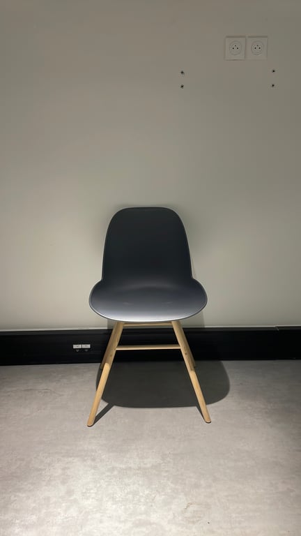 Chaise de cafétéria en plastique et bois