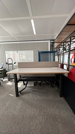 Bureau multiposte 157x77 Herman Miller - face