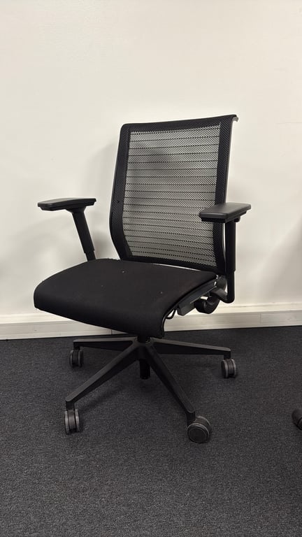 Fauteuil de bureau en tissu noir et résille - 3-4