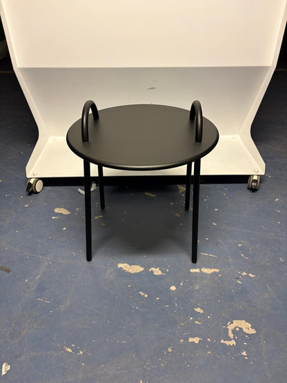 Table basse ronde en métal noir