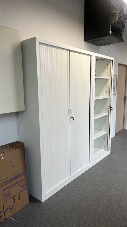 Armoire Haute avec Portes Coulissantes et Fermeture à Clé - ambiance