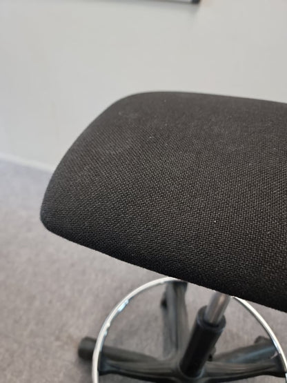Chaise/tabouret haut avec roulettes et rotation de l'assise