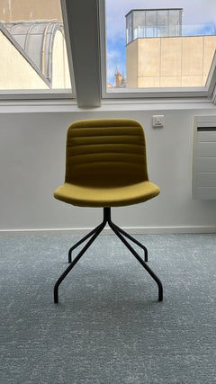 Chaise de réunion en tissu avec piètement droit