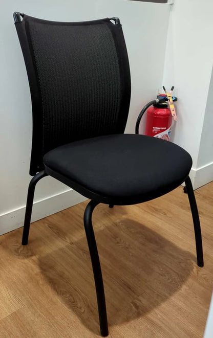 Chaise de réunion empilable en tissu avec dossier résille