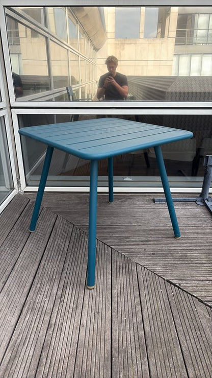 Table d'extérieur rectangulaire en métal