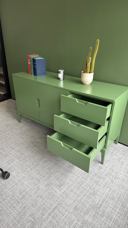 Armoire basse en mélaminé avec portes battantes