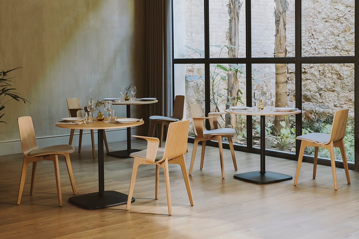 Chaise de réunion en bois et plastique