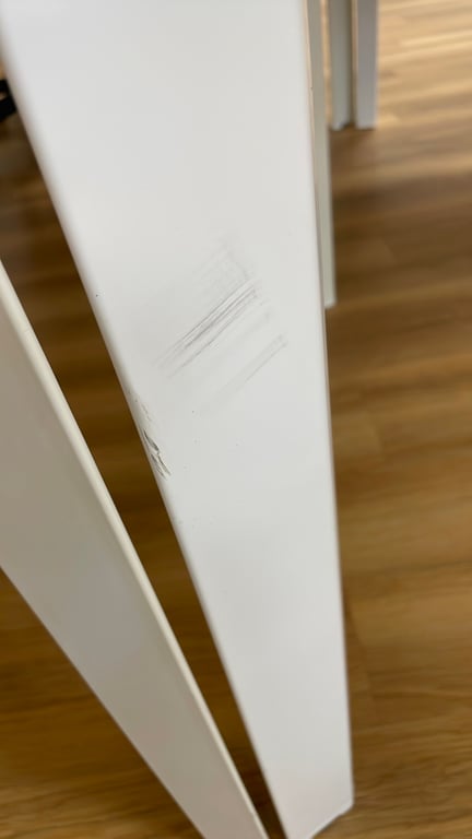 Bureau droit avec cloison intégrée