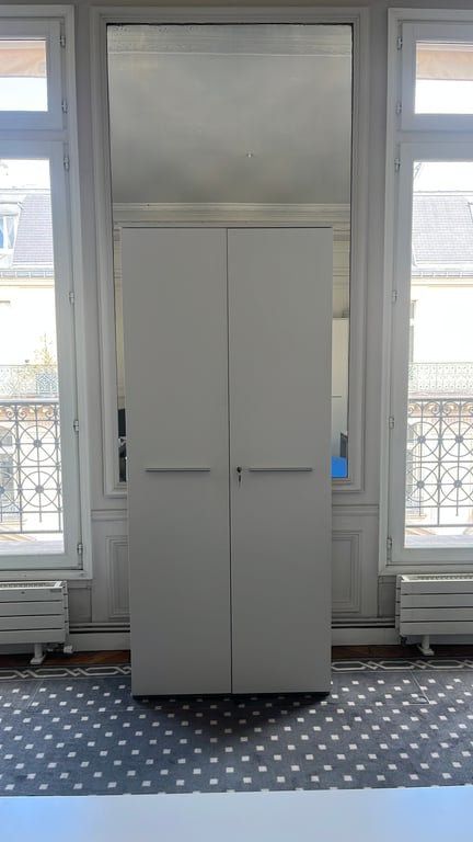 Armoire haute avec portes battantes et fermeture à clé - face