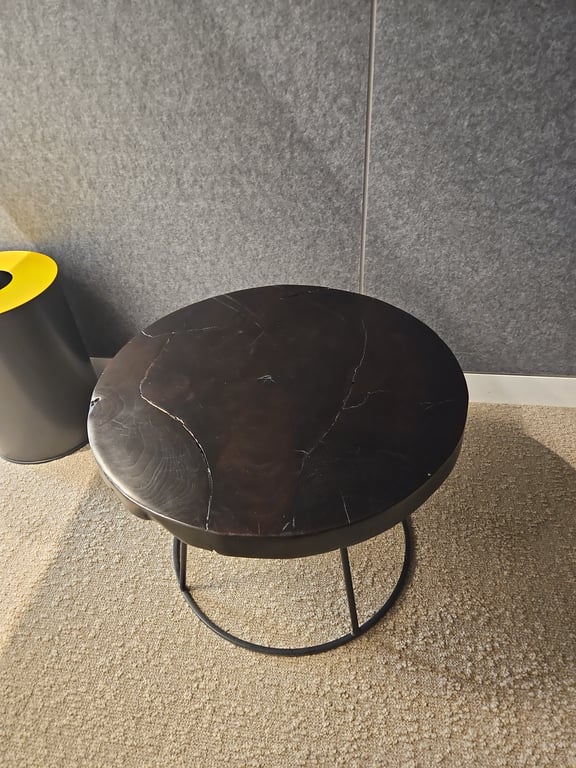 Table basse ronde Kraton par Dutch Bone - ambiance