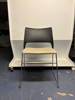 Chaise de réunion empilable avec piètement luge