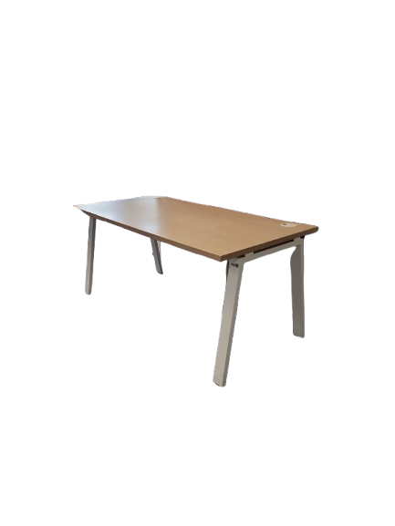 Bureau droit avec plateau en bois lightcreme et pieds en métal blanc
