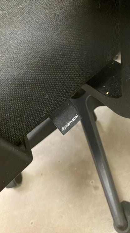 Fauteuil de bureau noir avec roulettes et dossier résille