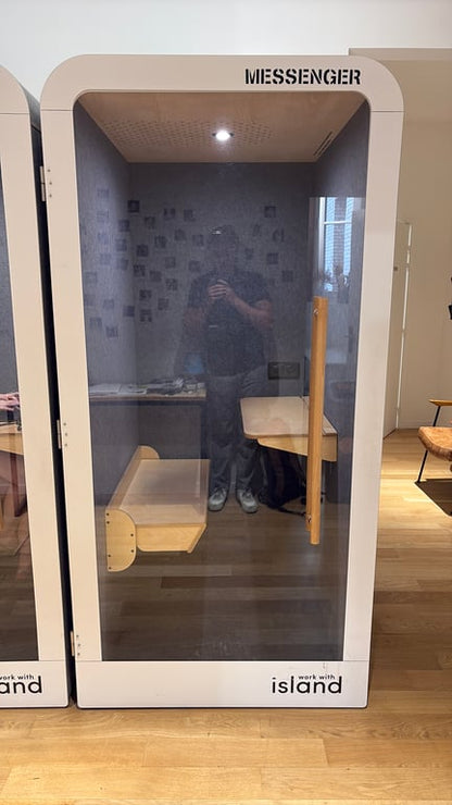 Cabine acoustique avec strapontin