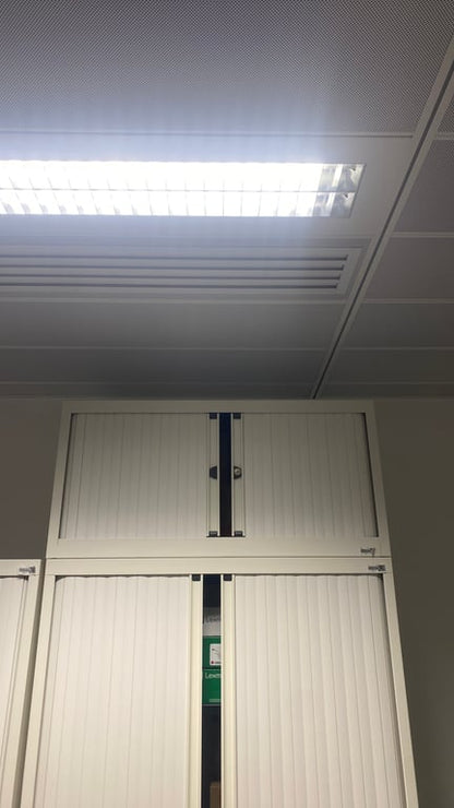 Armoire basse en métal et plastique