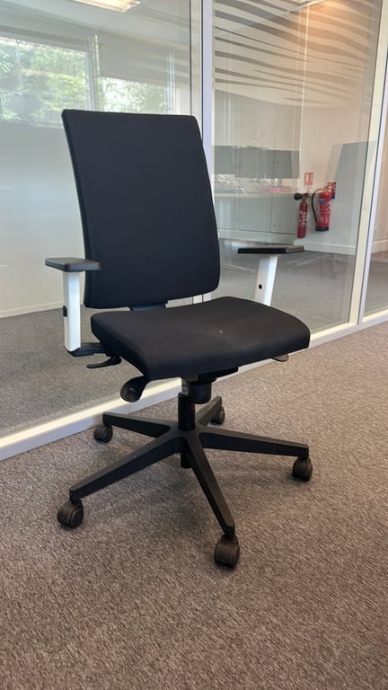 Fauteuil de bureau noir avec accoudoirs réglables - 3-4