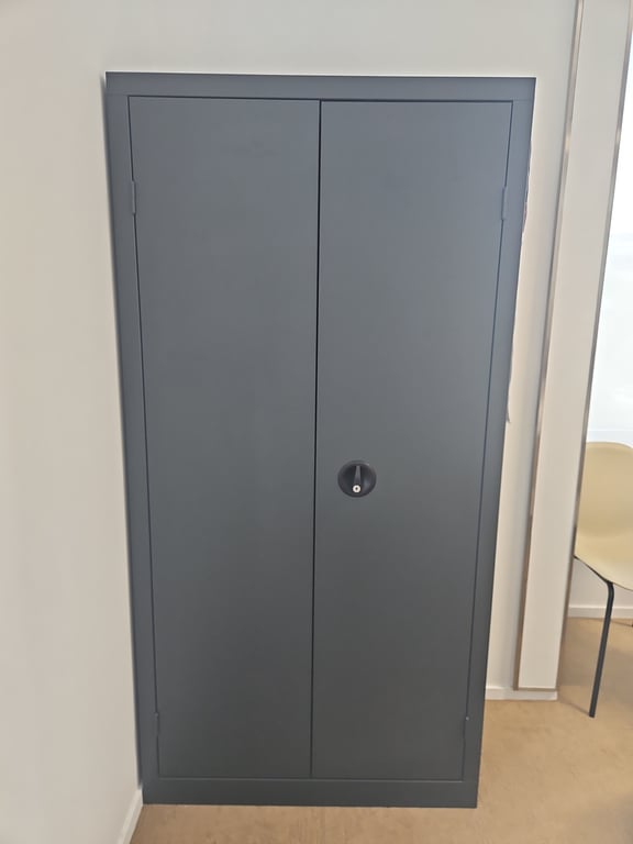 Armoire haute avec fermeture à clé - face