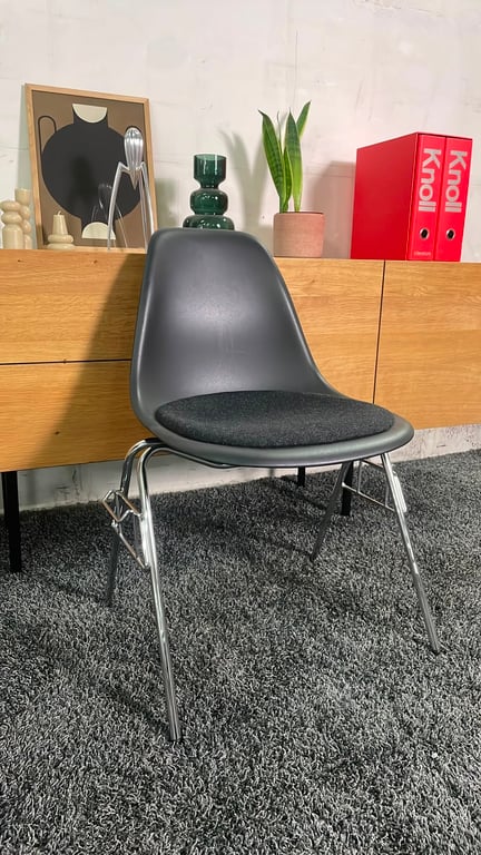 Chaise de réunion Vitra Eames Plastic Chair Noir