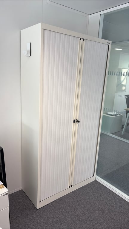 Armoire Haute avec Rideaux et Fermeture à Clé