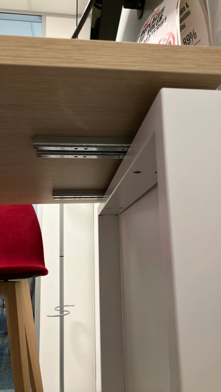 Demi lune - Table haute en bois avec pieds en métal