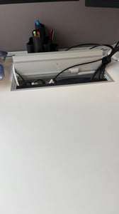 Bureau droit avec cloison intégrée