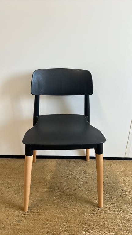 Chaise de cafétéria plastique noir - face