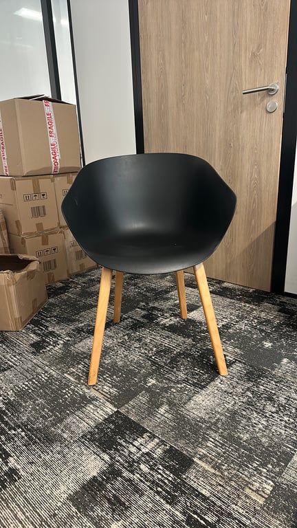 Chaise de réunion - coque plastique noir et pieds couleur chêne - face