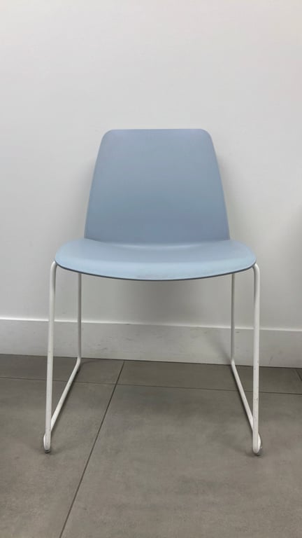 Chaise de cafétéria bleu clair en plastique