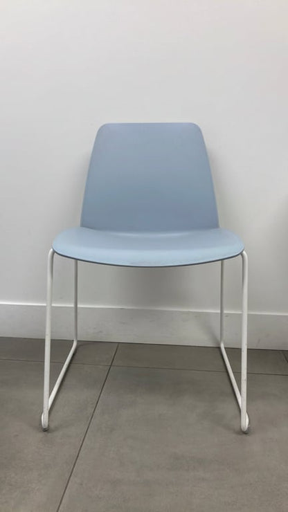 Chaise de cafétéria bleu clair en plastique