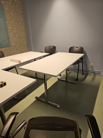 Bureau droit 140x70 cm avec plateau en mélaminé et pieds en métal