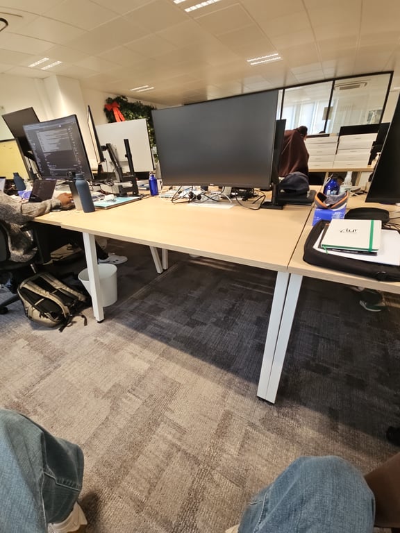 Bureau multiposte en bois mélaminé avec pieds métalliques