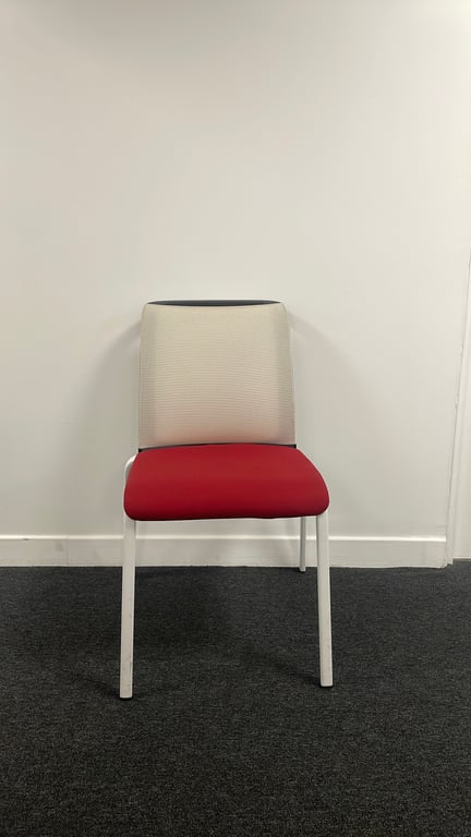 Chaise de réunion en tissu rouge avec dossier en résille - 3-4