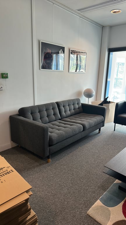 Canapé rectangulaire en tissu gris avec accoudoirs - 3-4