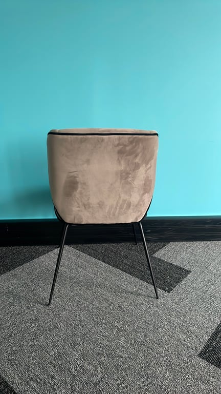 Fauteuil en velours avec pieds en métal