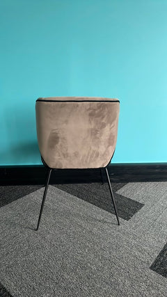 Fauteuil en velours avec pieds en métal