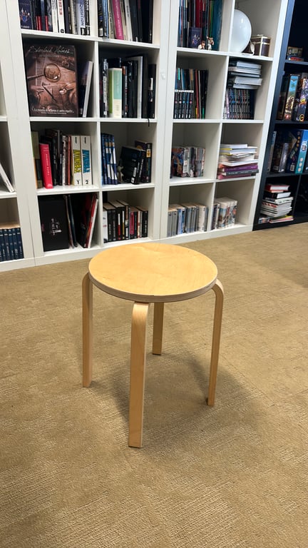 Tabouret IKEA Frosta en bois mélaminé - 3-4