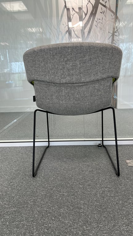 Chaise de réunion Narbutas avec accoudoirs - ambiance
