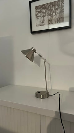 Lampe de table en acier brossé - 3-4