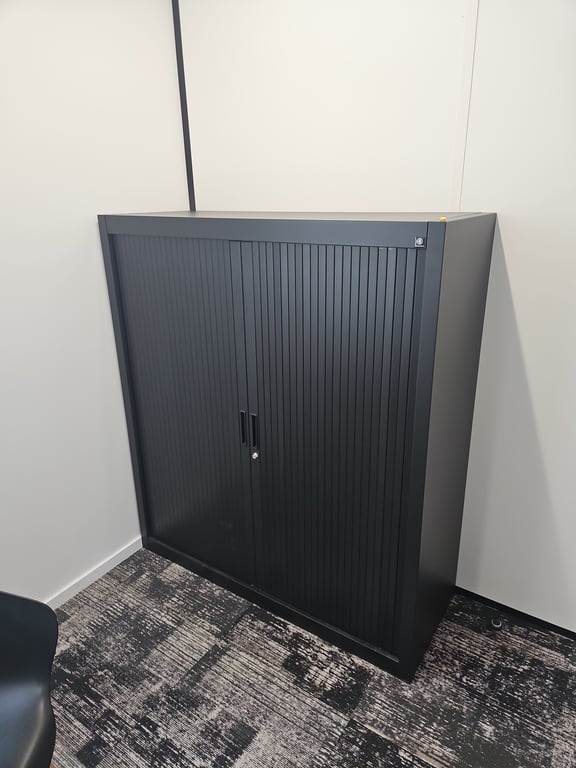 Armoire basse à rideaux 120 cm noir - ambiance
