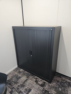Armoire basse à rideaux 120 cm noir - ambiance