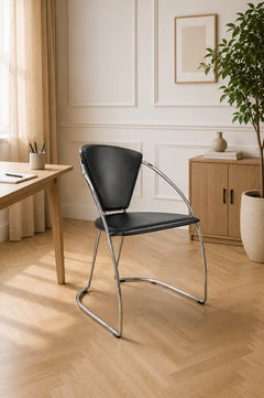 Chaise de réunion avec accoudoirs en cuir noir et piètement luge